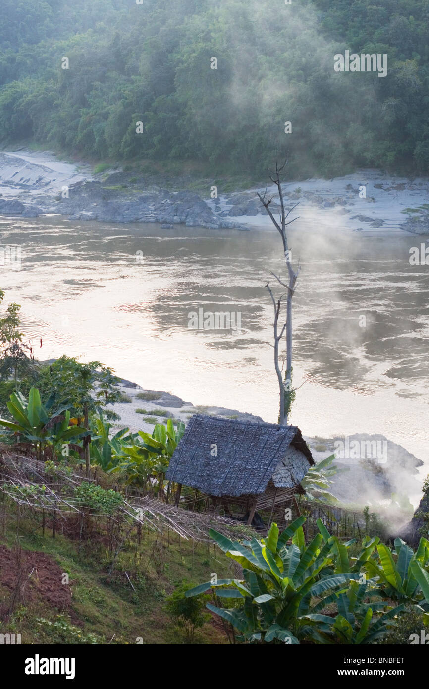 Bamboo Hut accanto al fiume Salawin, Mae Sam Laep, Mae Hong Son Provincia, Thailandia Foto Stock