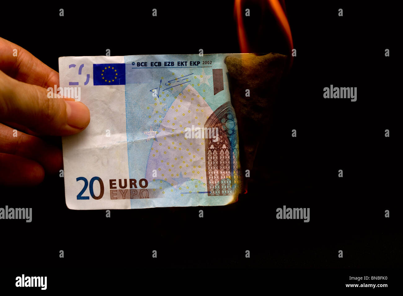 Venti Euro nota sul fuoco Foto Stock