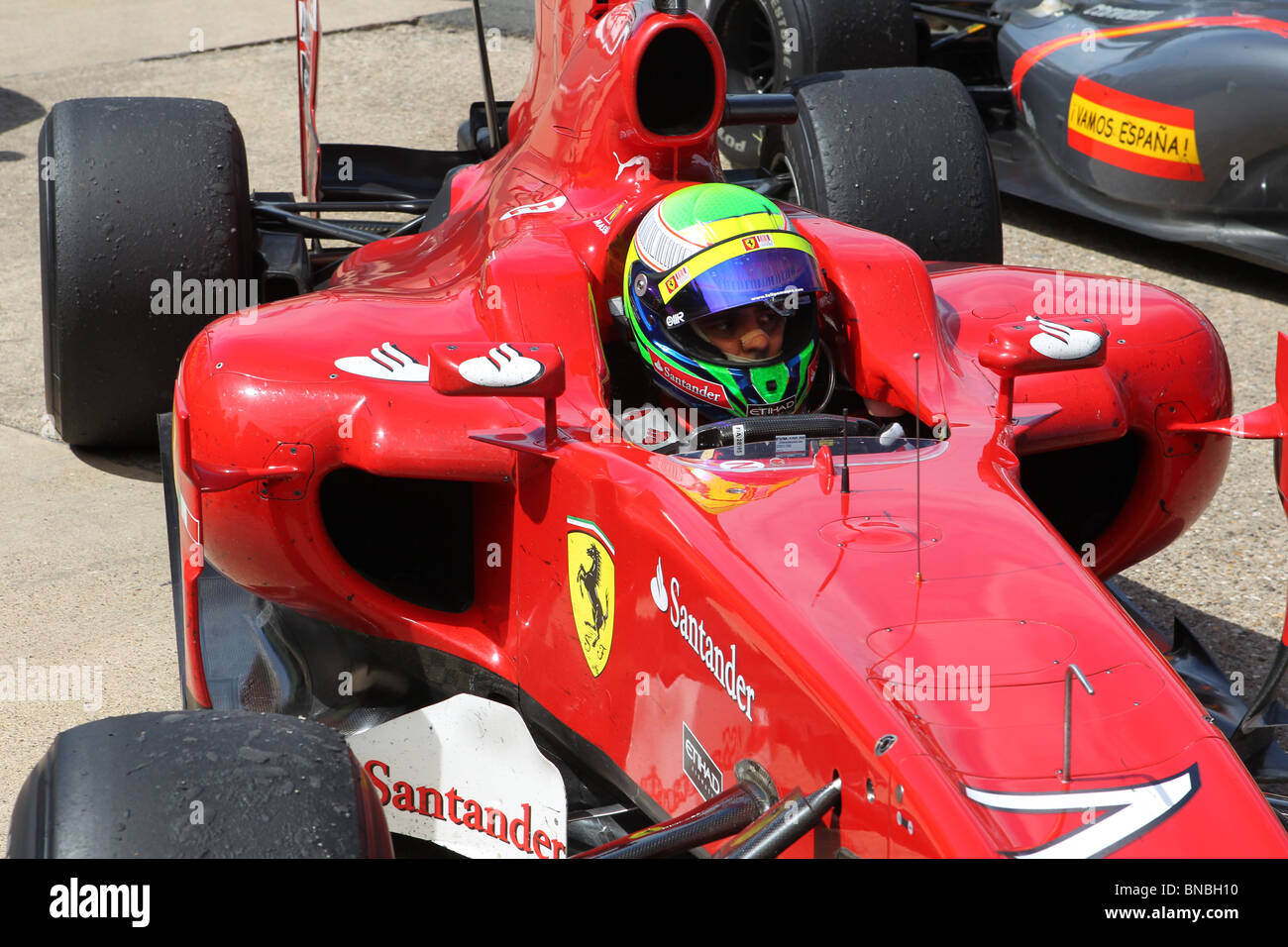 Felipe Massa, alla guida della sua Ferrari in rettilineo dei box alla fine della British Formula One Grand Prix di Silverstone 11.7.10 Foto Stock