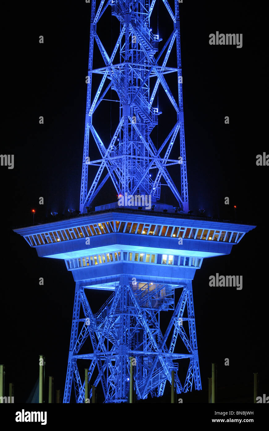 Funkturm. Torre della radio, con illuminazione blu, Berlin Charlottenburg di Berlino, Germania, Europa Foto Stock