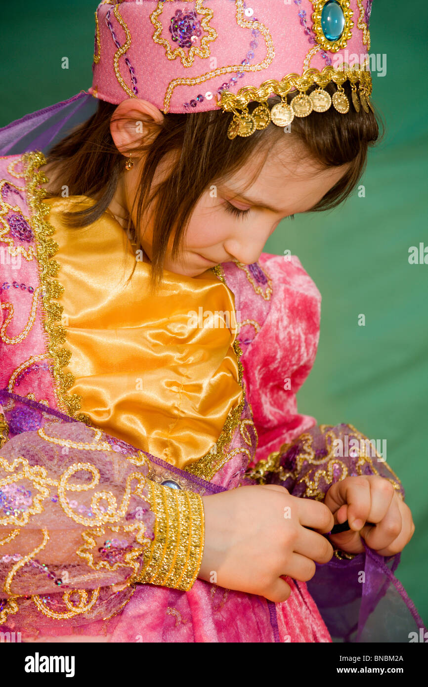 Bambina in abiti di carnevale - arabo Foto stock - Alamy