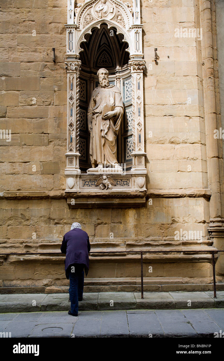 Firenze - st. Marco Evangelista di Donatello sulla facciata di Orsanmichele Foto Stock