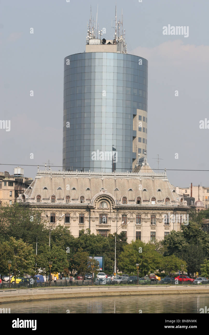Vecchio e nuovo, un contrasto di stili di architettura di Bucarest, Romania. Foto Stock