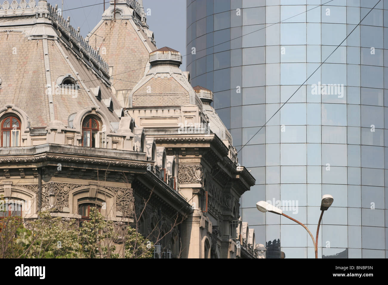Vecchio e nuovo, un contrasto di stili di architettura di Bucarest, Romania. Foto Stock