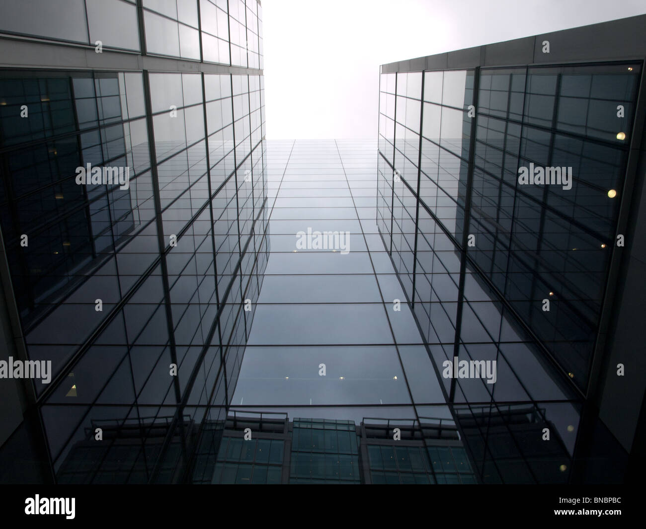 Guardando il vetro di un edificio per uffici Foto Stock