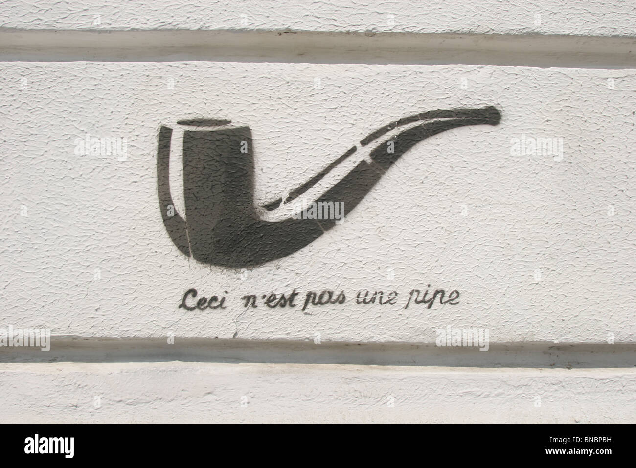 Stampata graffiti rappresentazione di arte di René Magritte capolavoro surrealista " Ceci n'est pas une pipe'. Foto Stock