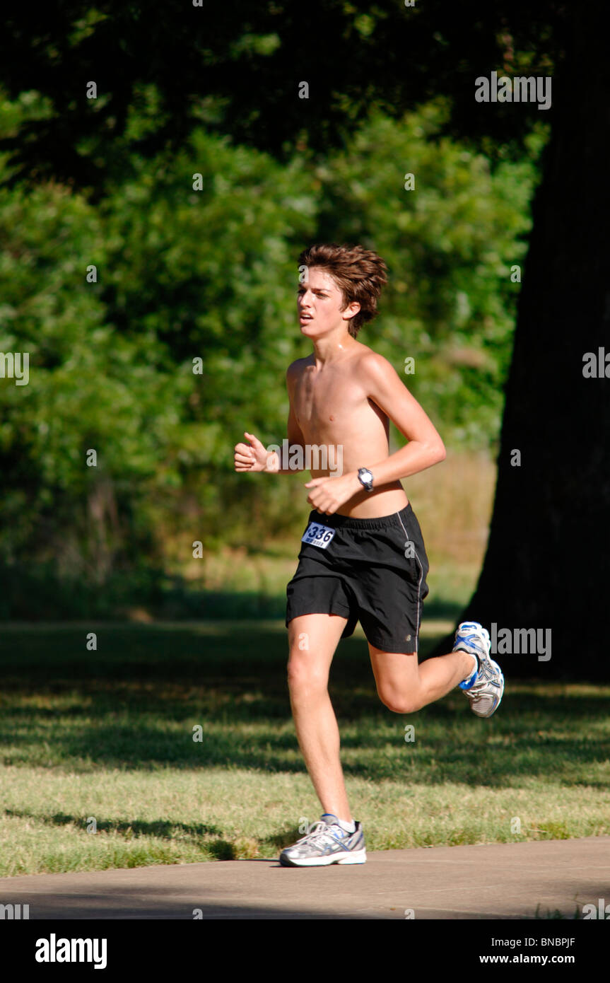 Maschio e femmina di corridori della Maratona e per chi ama fare jogging di tutte le età, le forme e le dimensioni e la diversità etnica a competere in 5K gara per la ricreazione Foto Stock