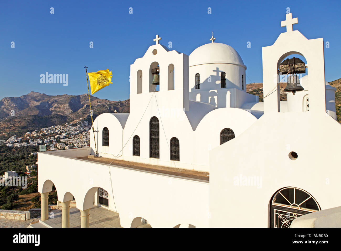 La chiesa che si affaccia sul villaggio di montagna Filoti, Isola di Naxos, Cicladi, ISOLE DELL' EGEO, Grecia Foto Stock