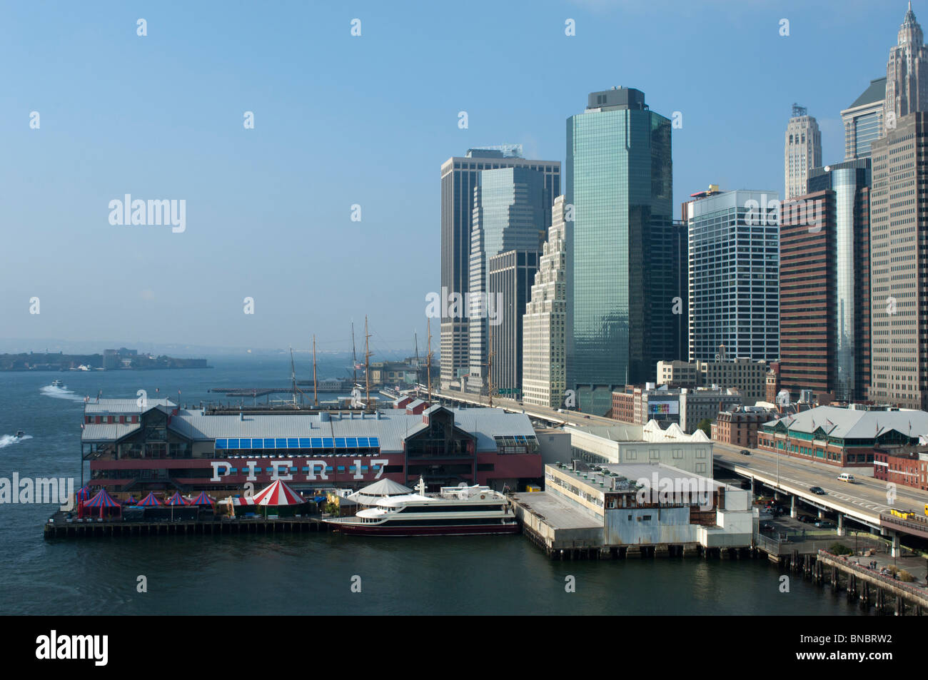 Pier 17 come si vede dal ponte di Brooklyn tra Manhattan e Brooklyn oltre l'East River. New York Foto Stock