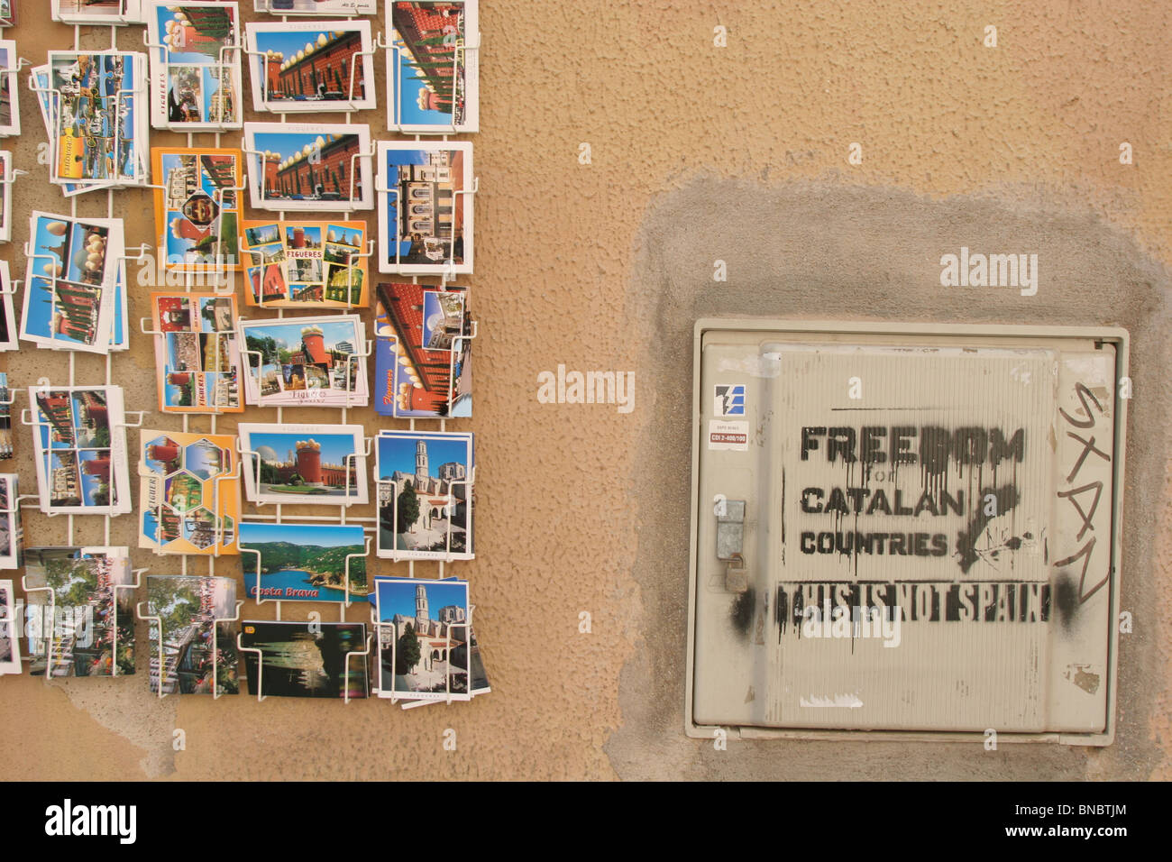 Stampata graffiti street art dichiarando "Libertà per paesi catalano, questa non è la Spagna ", Figueres, Spagna. Foto Stock