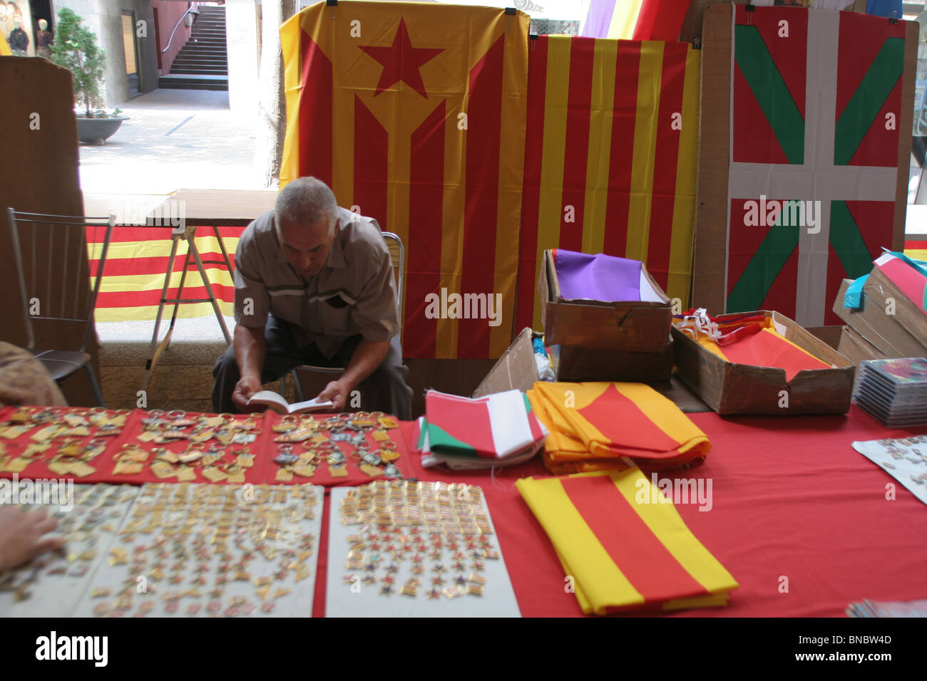 In stallo la vendita di bandiere e spille catalano di partiti politici/ movimento separatista, Girona /Gerona, Catalogna, Spagna. Foto Stock