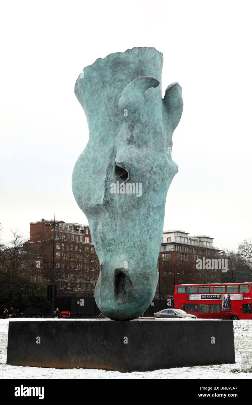 Vista la testa di cavallo scultura da Nic Fidian-Green, Marble Arch, London, W2. Foto Stock