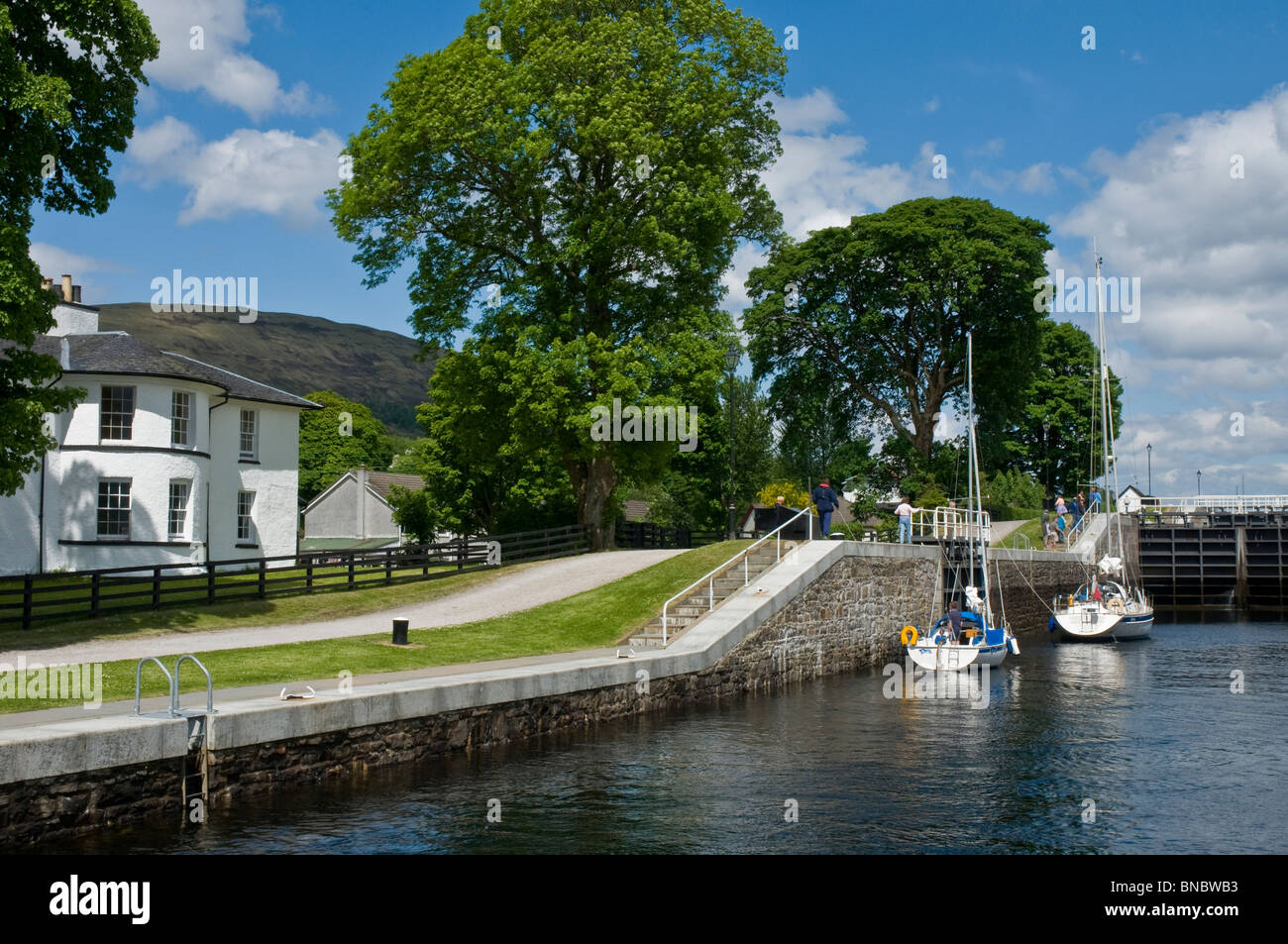 Yacht in blocco in scala Neptunes Caledonian Canal Banavie nr Fort William Highland Scozia Scotland Foto Stock