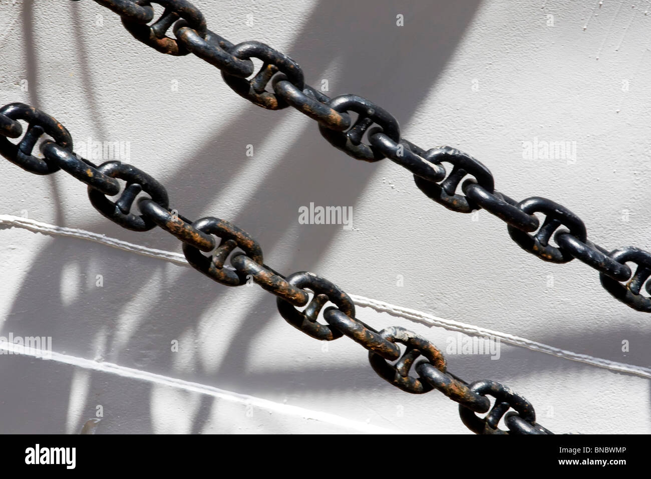 Le catene di ancoraggio di una nave Foto stock - Alamy