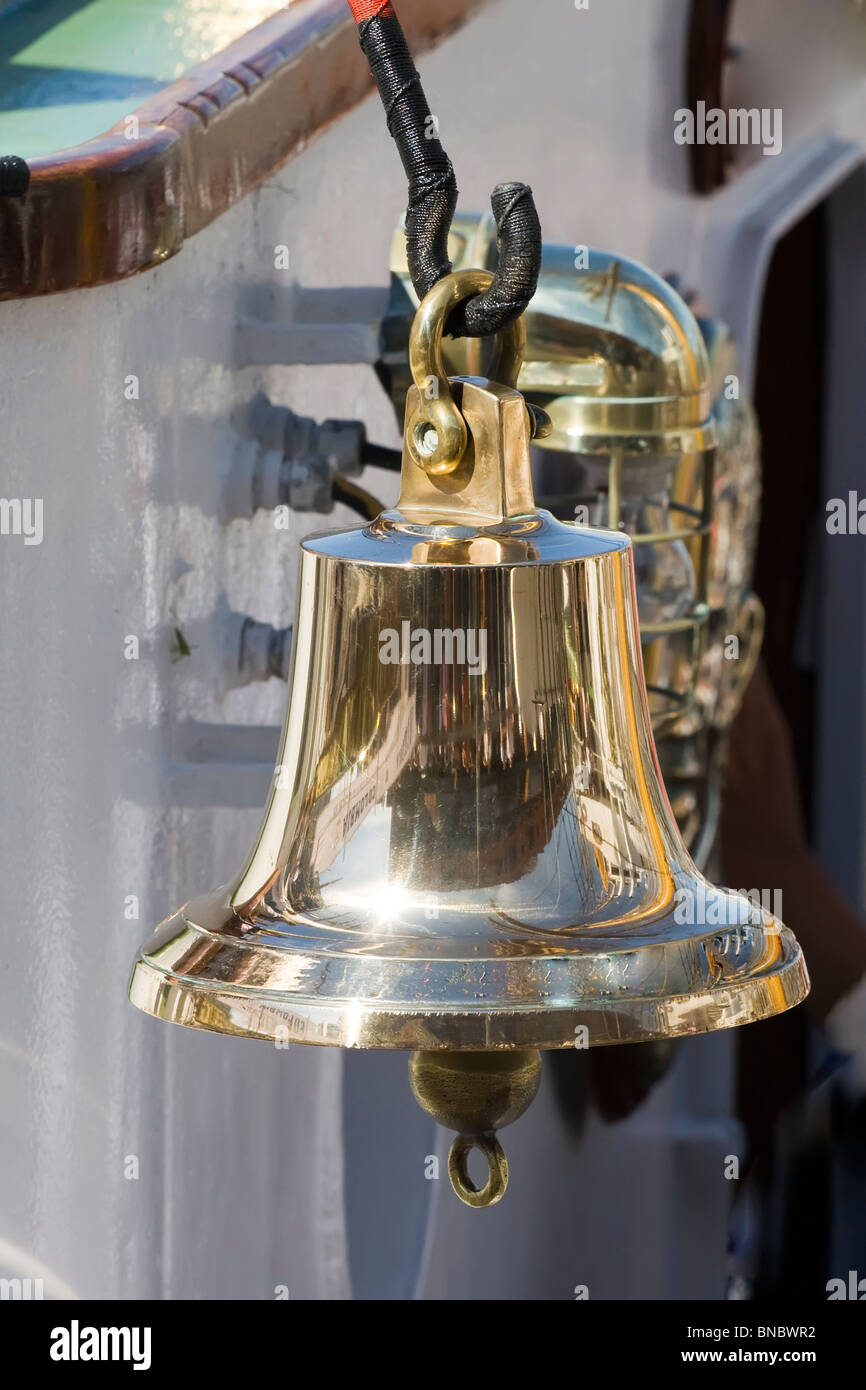 Una CAMPANA OTTONE LUCIDATO nave da guerra Foto Stock