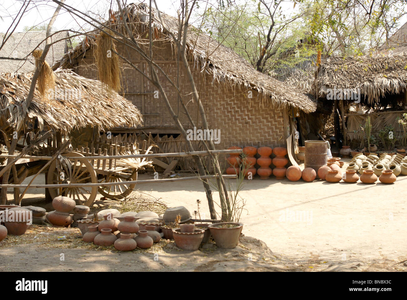 Myanmar, Pakokku, Case di paglia sulle rive del fiume Chindwin Foto Stock