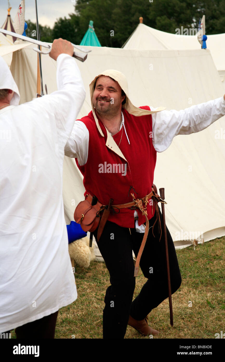 La battaglia di Tewkesbury rievocazione, 2010; spadaccini praticare le loro competenze Foto Stock