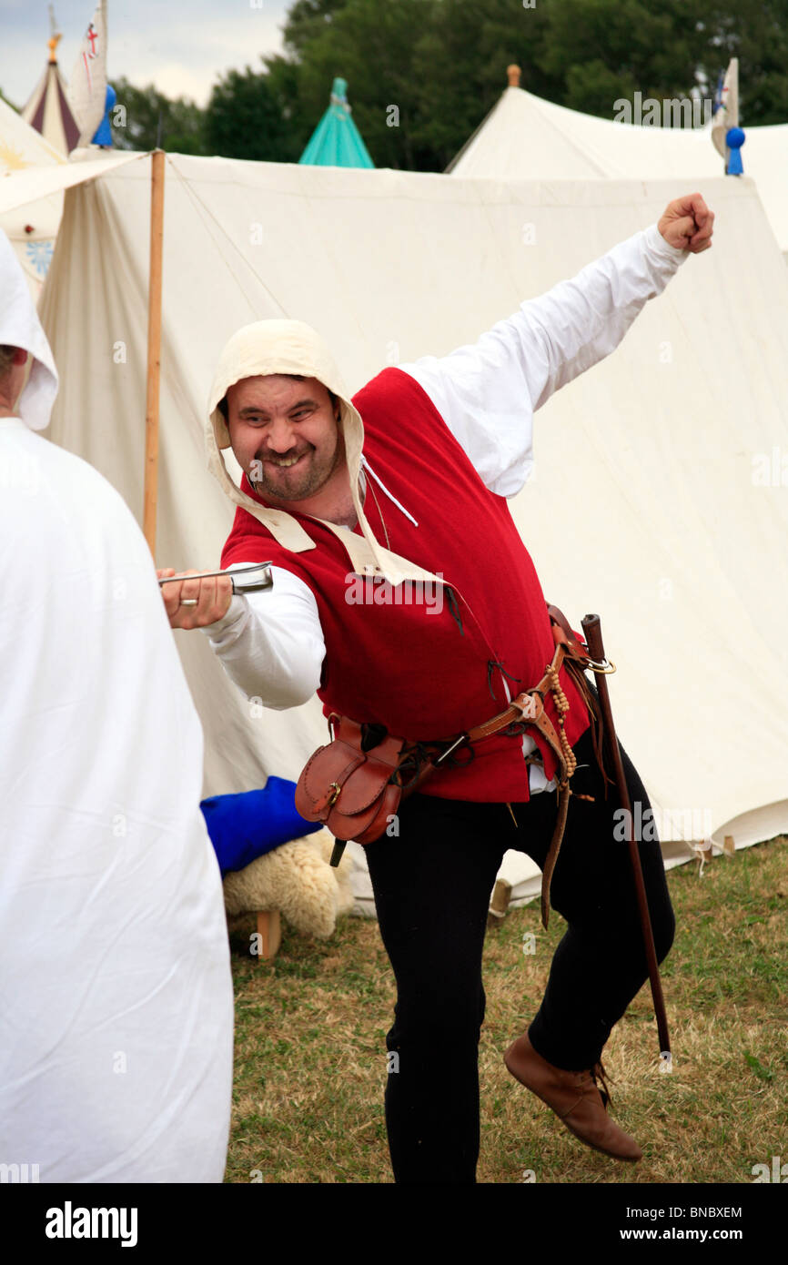 La battaglia di Tewkesbury rievocazione, 2010; spadaccini pratica le loro competenze prima della battaglia Foto Stock
