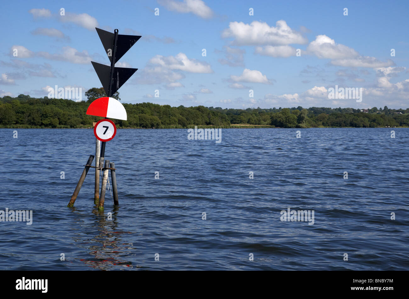 La navigazione e la bassa profondità marcatore sul Lough Neagh Irlanda del Nord Regno Unito Foto Stock