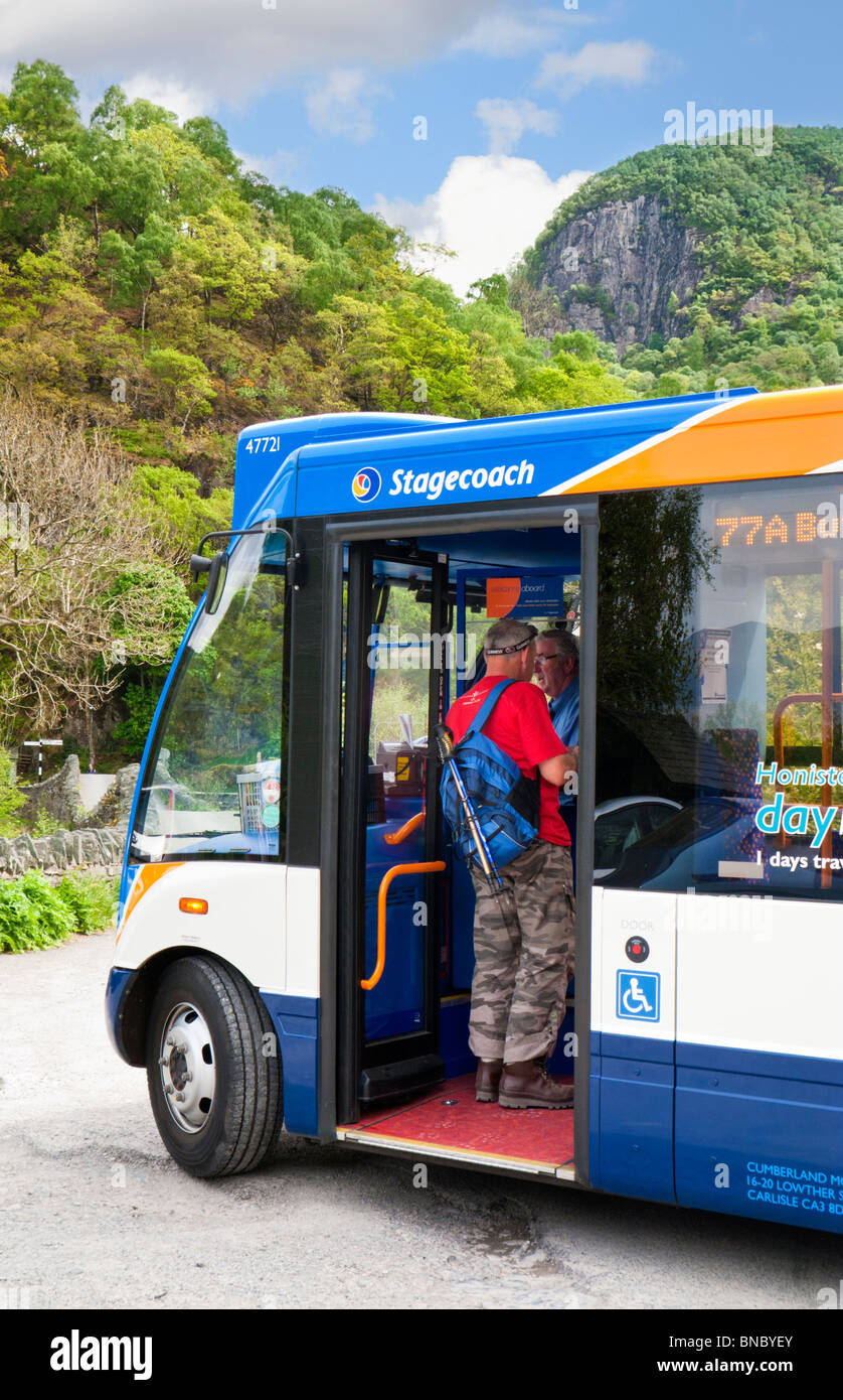 Salire a bordo di un bus rurale servizio nel distretto del Lago Cumbria Inghilterra England Regno Unito Foto Stock