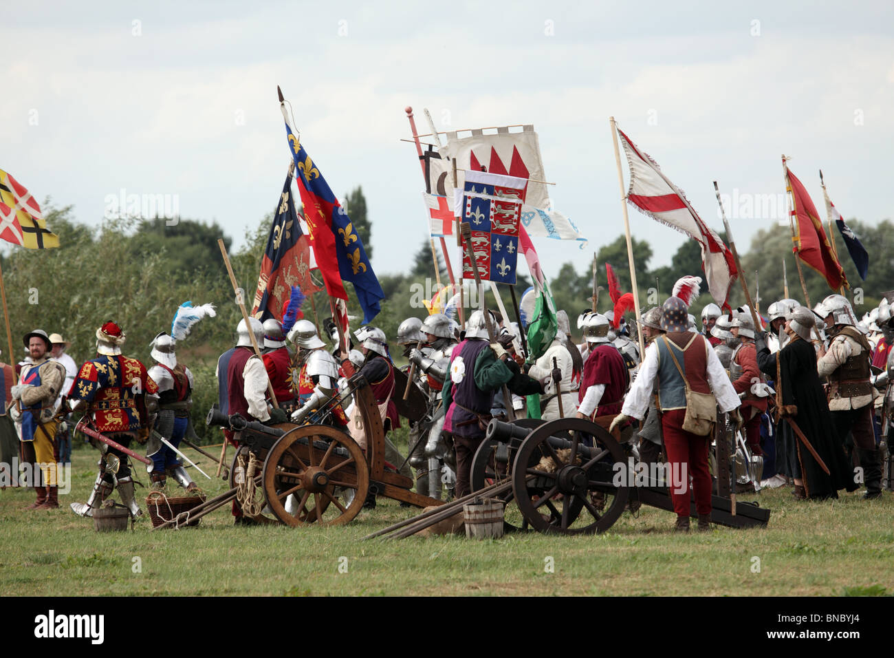 La battaglia di Tewkesbury rievocazione, 2010; Yorkist artiglieria essendo preparato Foto Stock