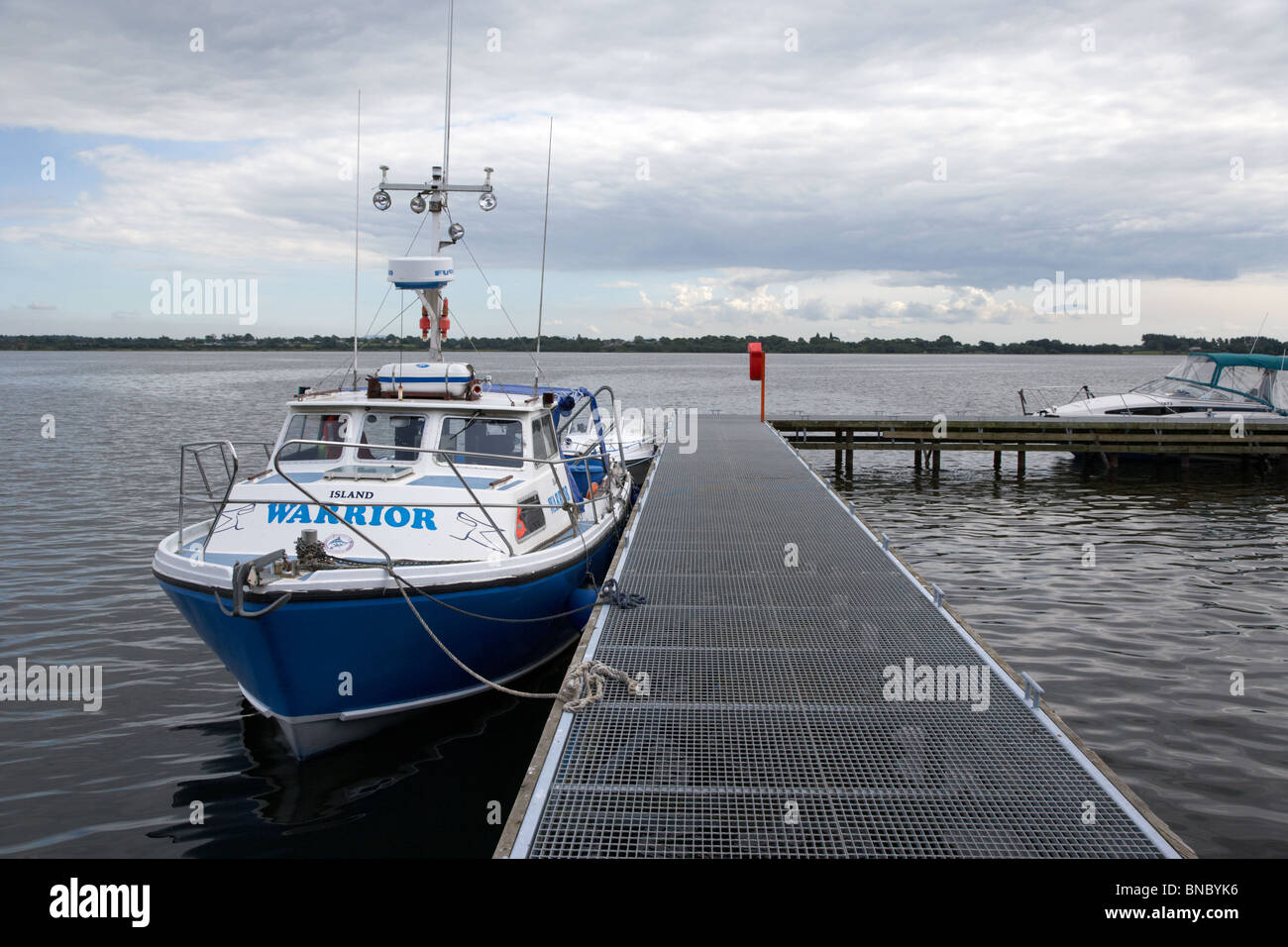 Molo pubblico e isola il guerriero sul traghetto rams isola del Lough Neagh Irlanda del Nord Regno Unito Foto Stock