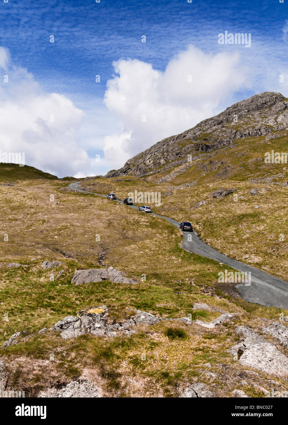 Cars driving su di una ripida Hardknott passare il Lake District Cumbria Inghilterra England Regno Unito Foto Stock