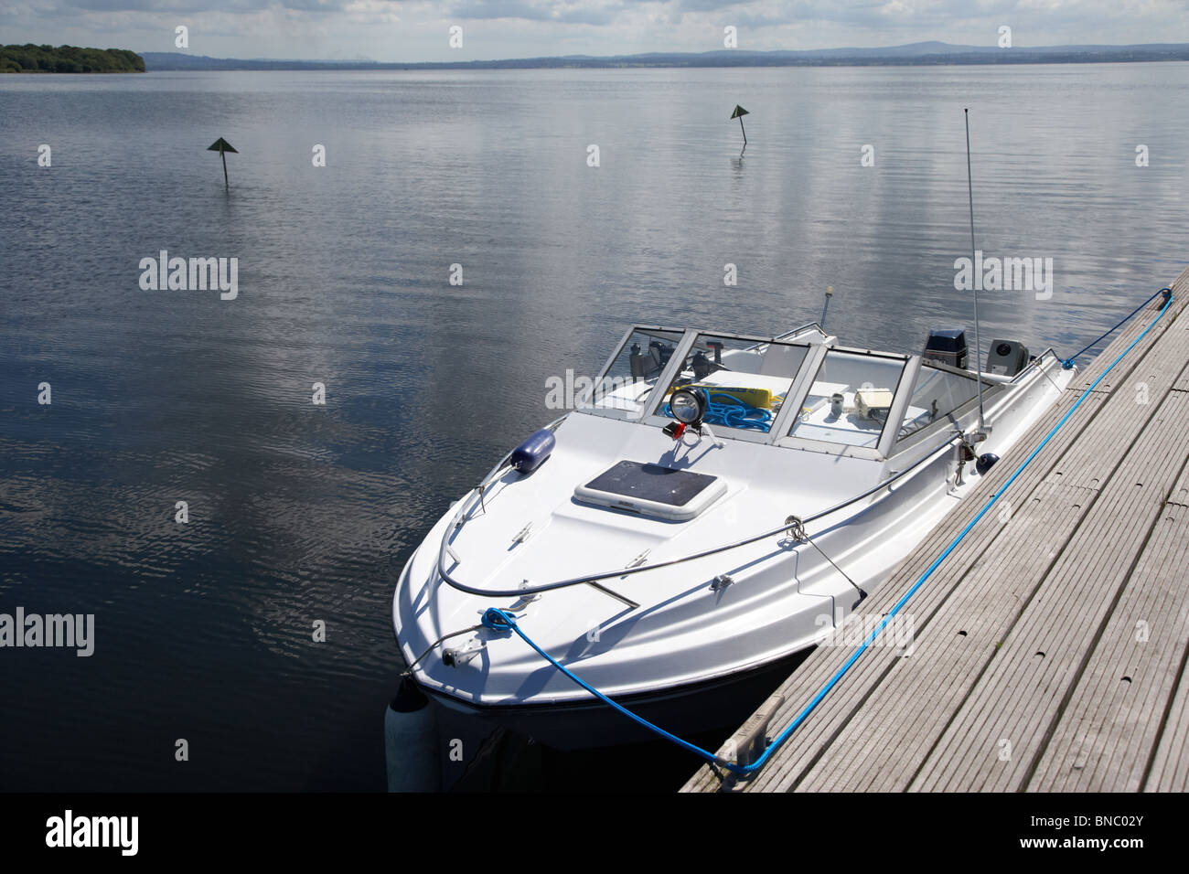 Velocità motore barca barca ormeggiata a cranfield punto sul Lough Neagh Irlanda del Nord Regno Unito Foto Stock