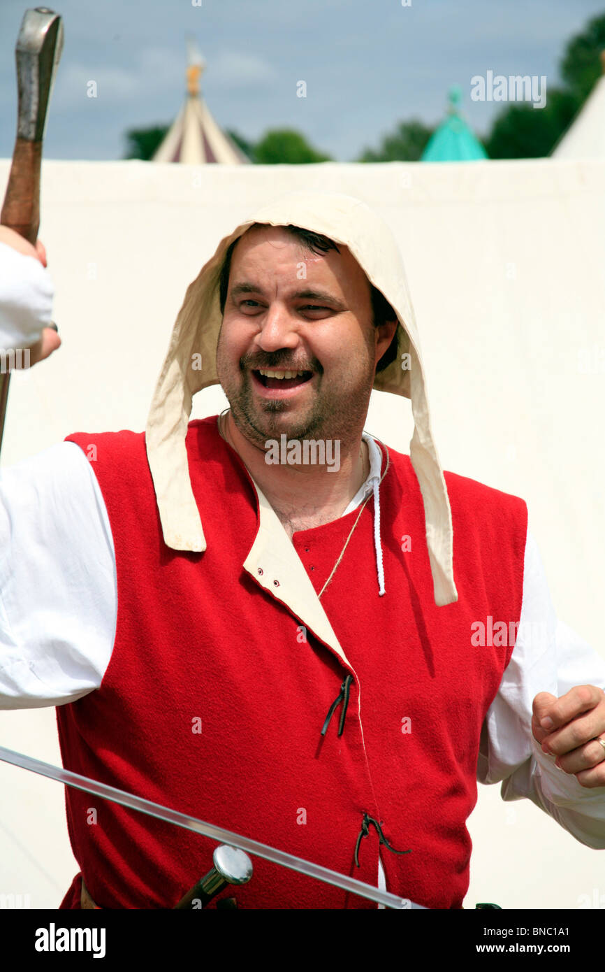 La battaglia di Tewkesbury rievocazione, 2010; spadaccini pratica le loro competenze prima della battaglia Foto Stock