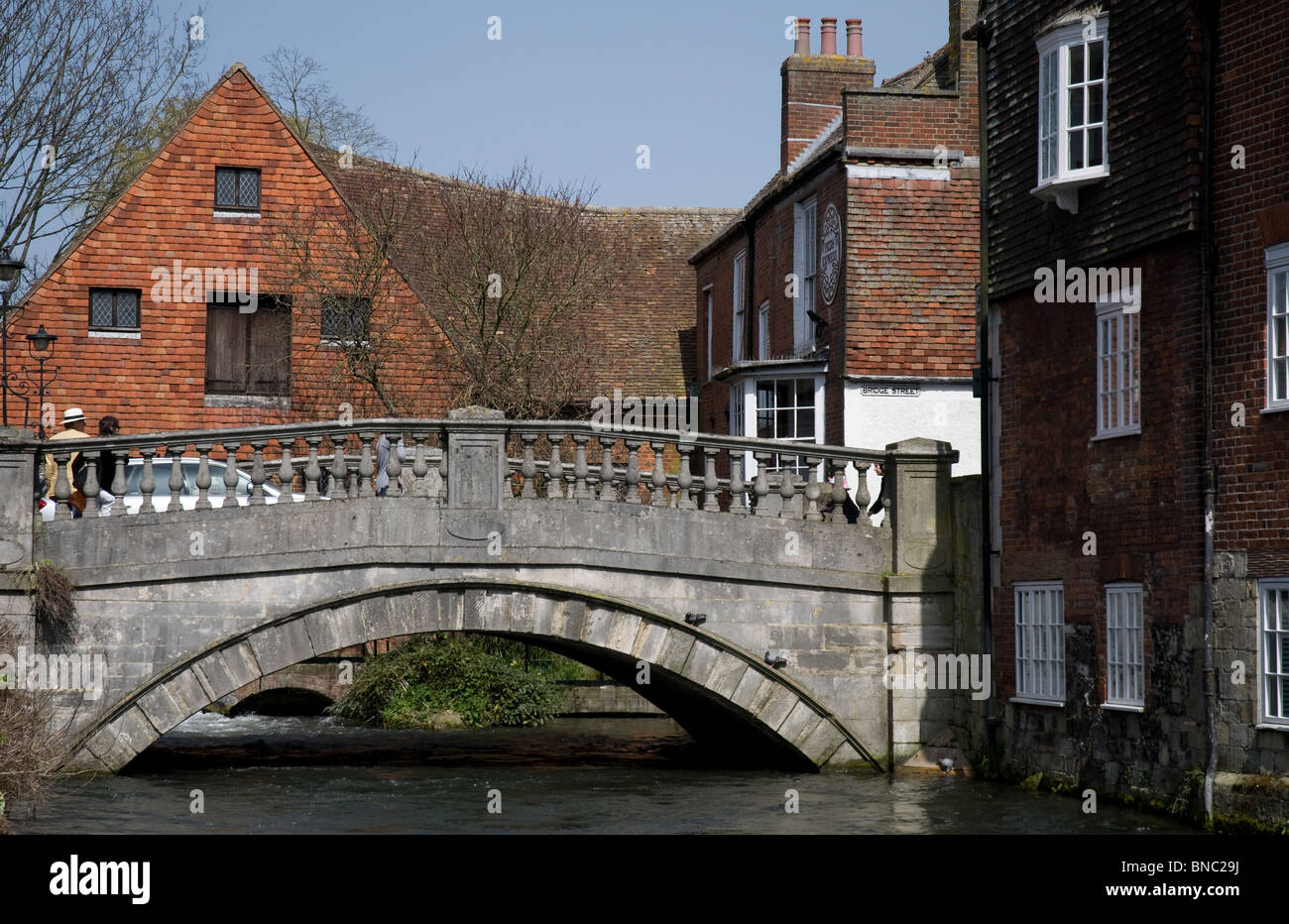 Città il mulino e il ponte sul fiume Itchen Winchester Hampshire REGNO UNITO Foto Stock