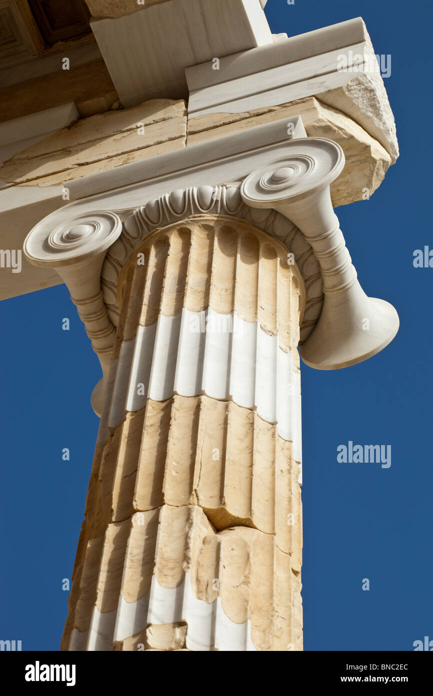 Una colonna ionica dell'Propylaea dell'acropoli ateniese dopo la ristrutturazione è stata completata nel 2010. Foto Stock