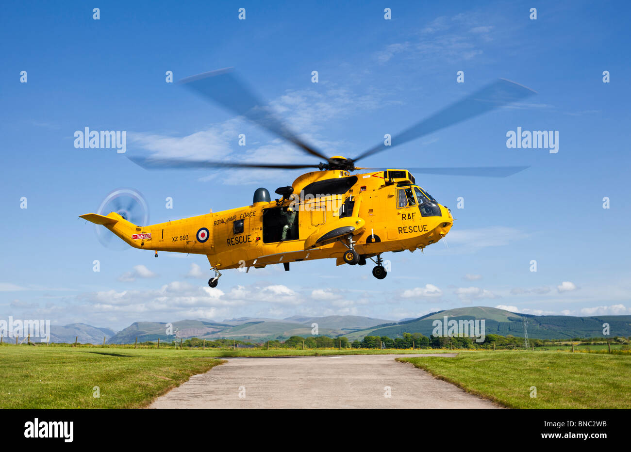 RAF per operazioni di ricerca e salvataggio Sea King elicottero in volo, Cumbria, England, Regno Unito Foto Stock