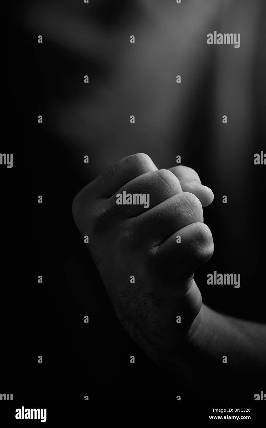 Drammatico in bianco e nero di colpo un pugno Foto Stock