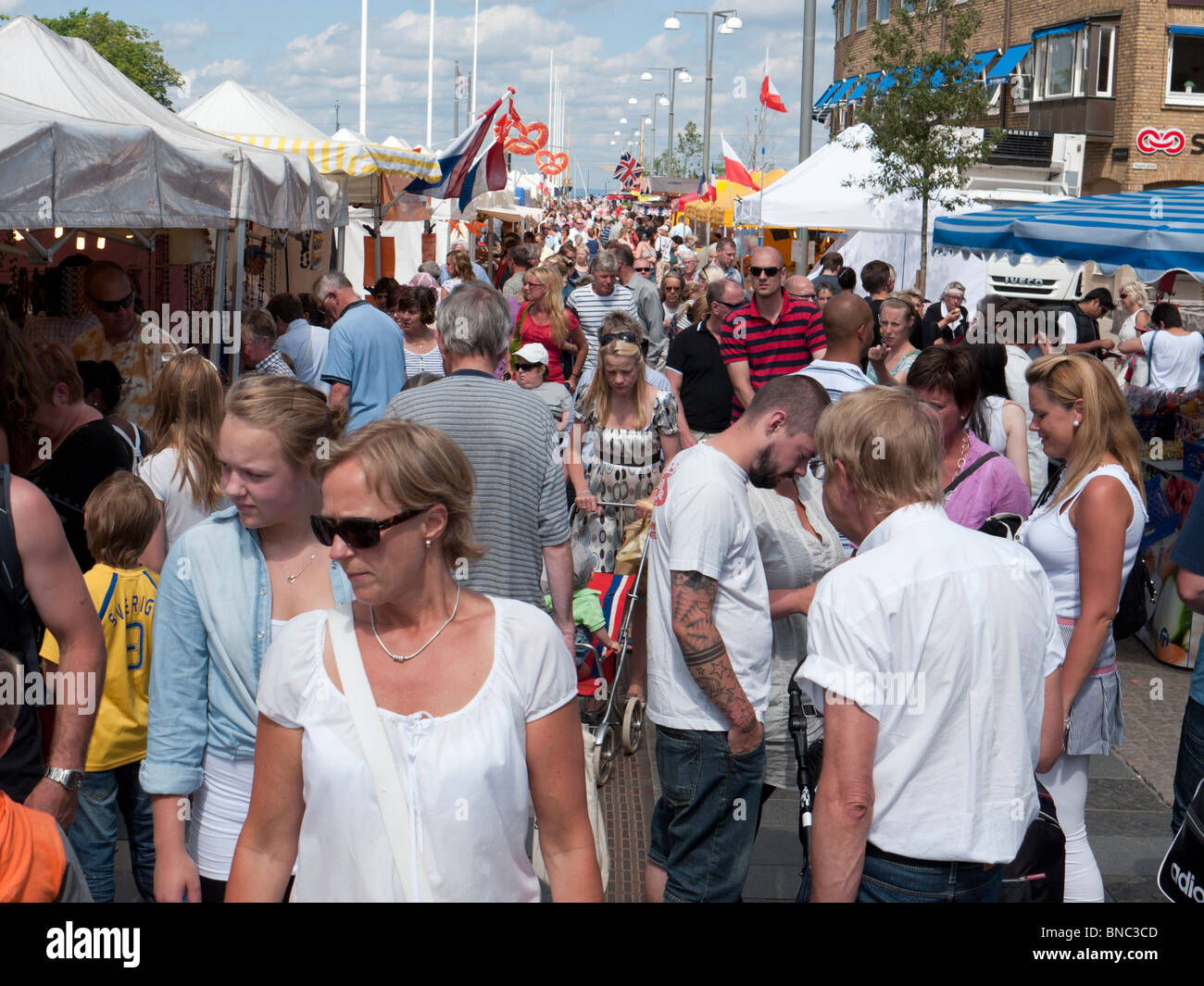 Vista della strada trafficata mercato durante International Food festival di Jonkoping in Svezia Foto Stock