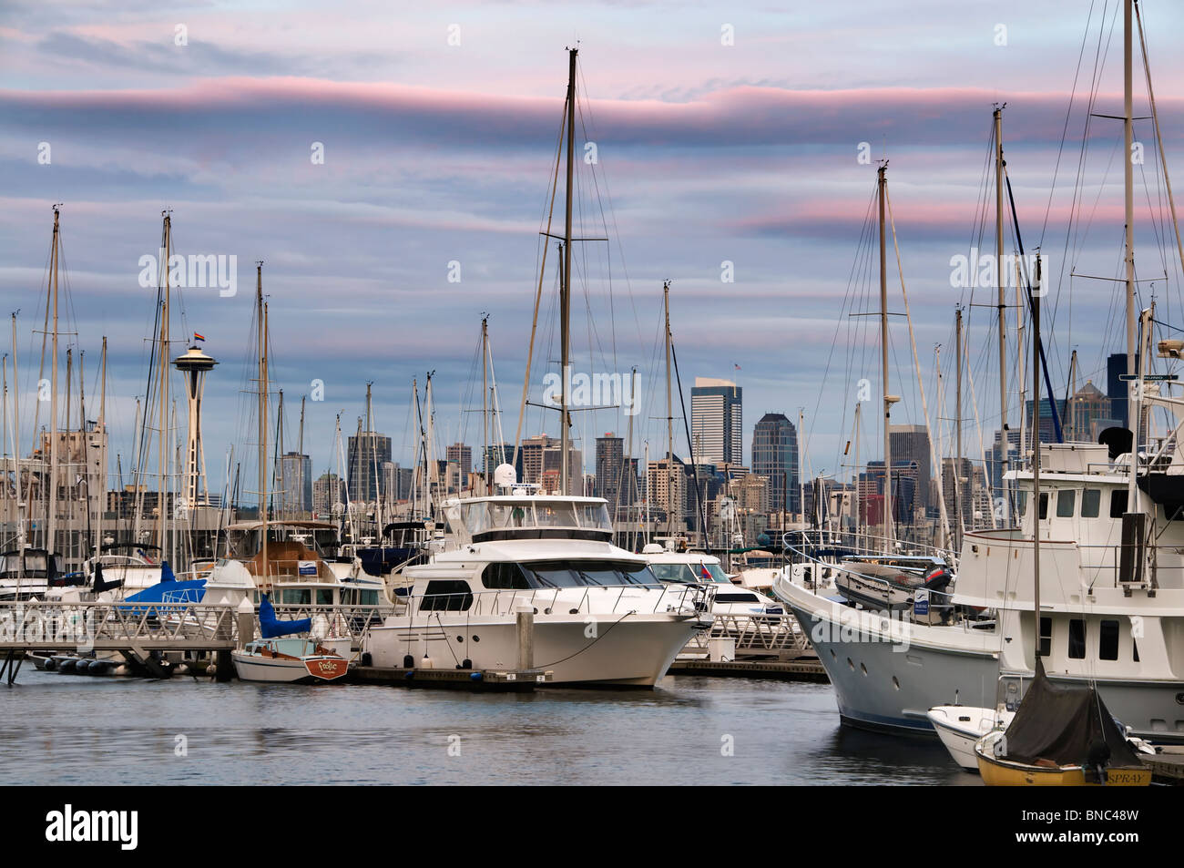 Bellissimi colori il lavaggio del Seattle skyline e Elliott Bay Marina in una serata estiva al tramonto. Foto Stock