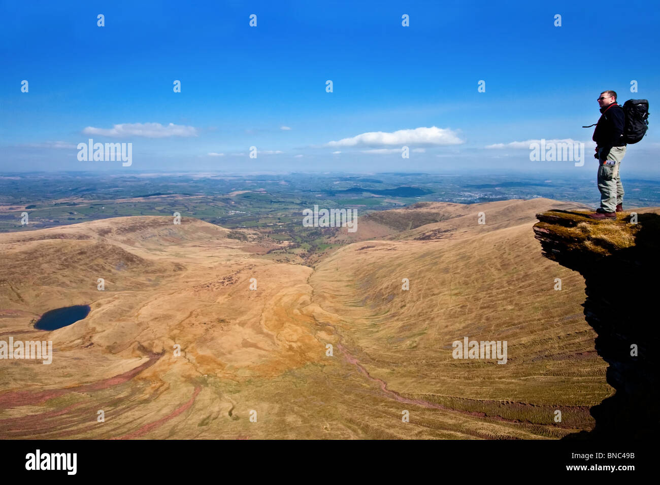 Escursionista sulla battuta di montagna Foto Stock