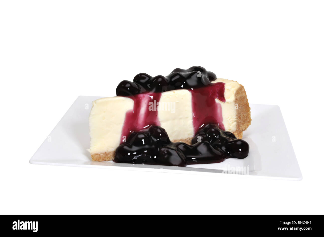Mirtillo cheesecake isolato su sfondo bianco con percorso di clipping. Foto Stock
