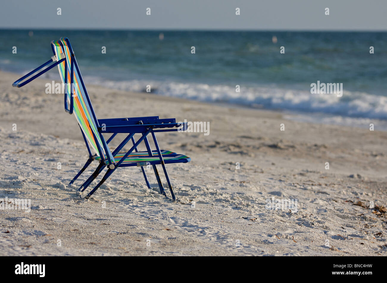 Due vuoti sedie da spiaggia Foto Stock