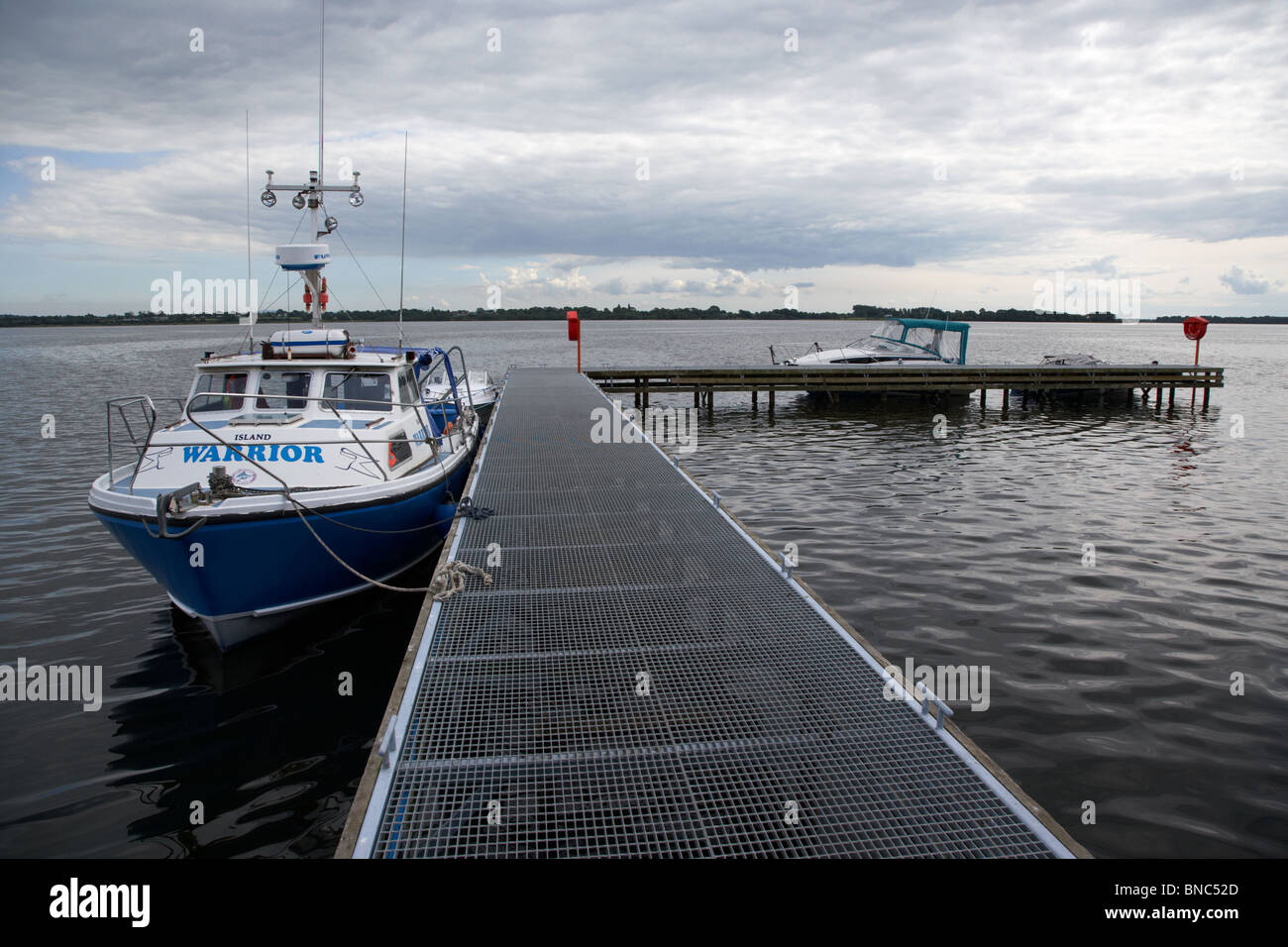 Molo pubblico e isola il guerriero sul traghetto rams isola del Lough Neagh Irlanda del Nord Regno Unito Foto Stock