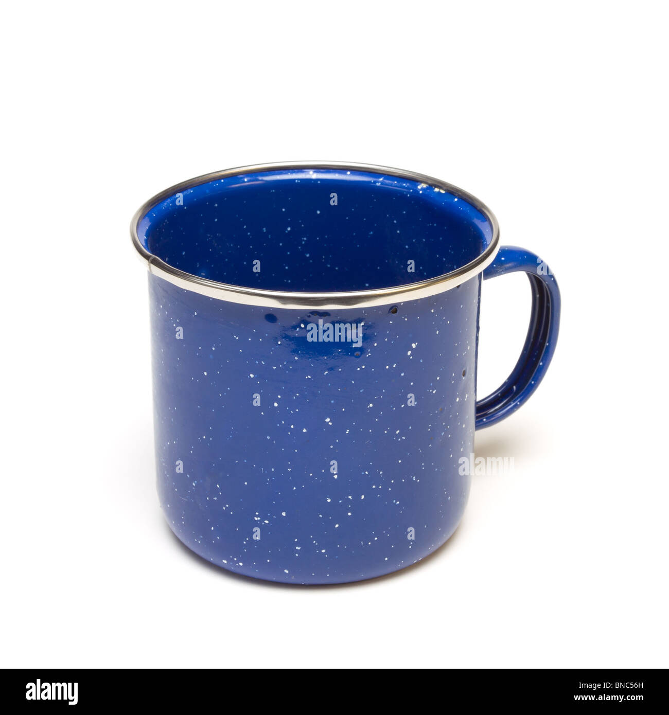 Smalto blu tazza di stagno da basso prospettica isolata contro uno sfondo bianco. Foto Stock