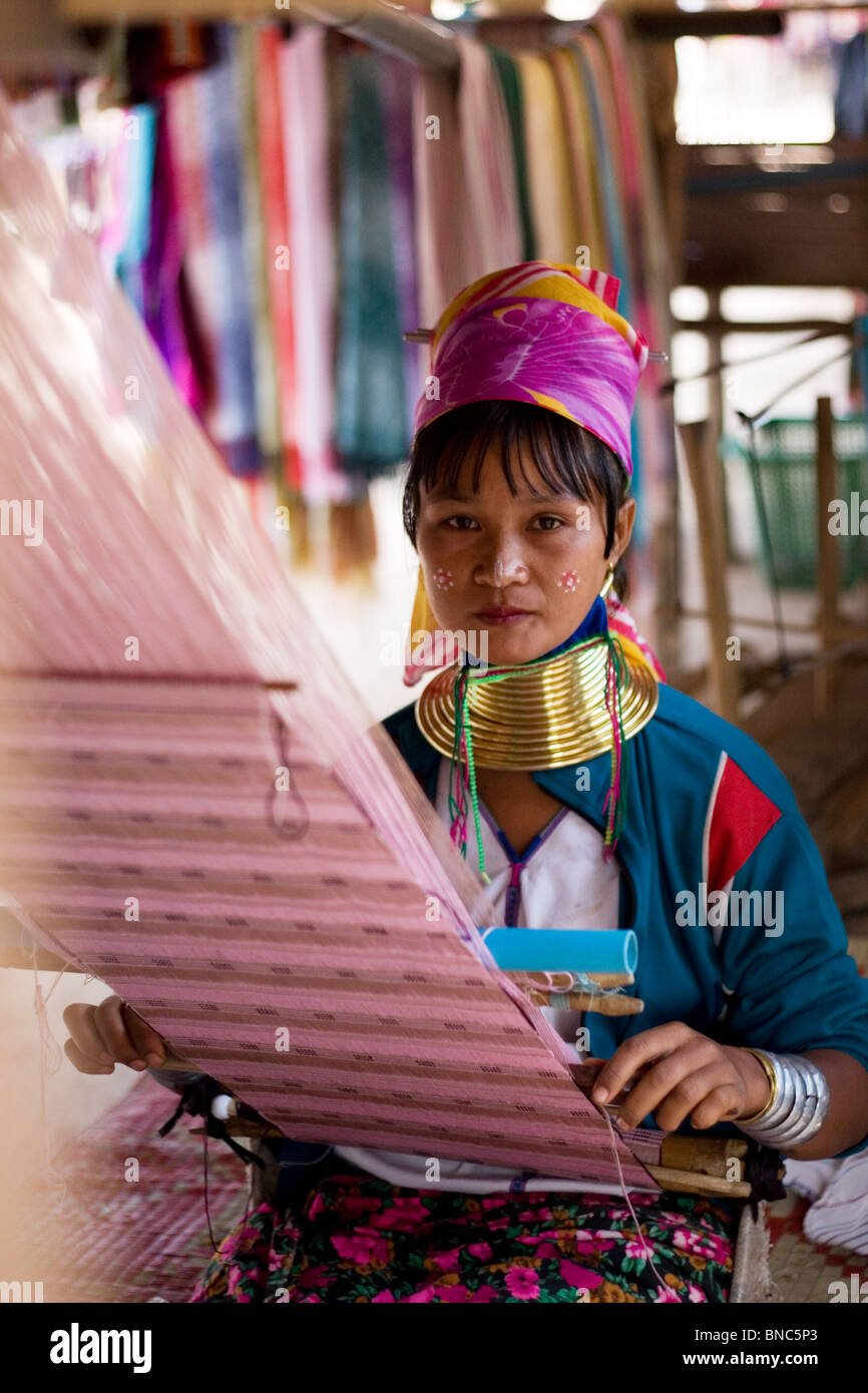 Una donna dalla Padaung lungo collo della tribù della collina e tessitura indossando il tradizionale abito vicino a Tha Ton, Chiang Mai Provincia, Thailandia Foto Stock