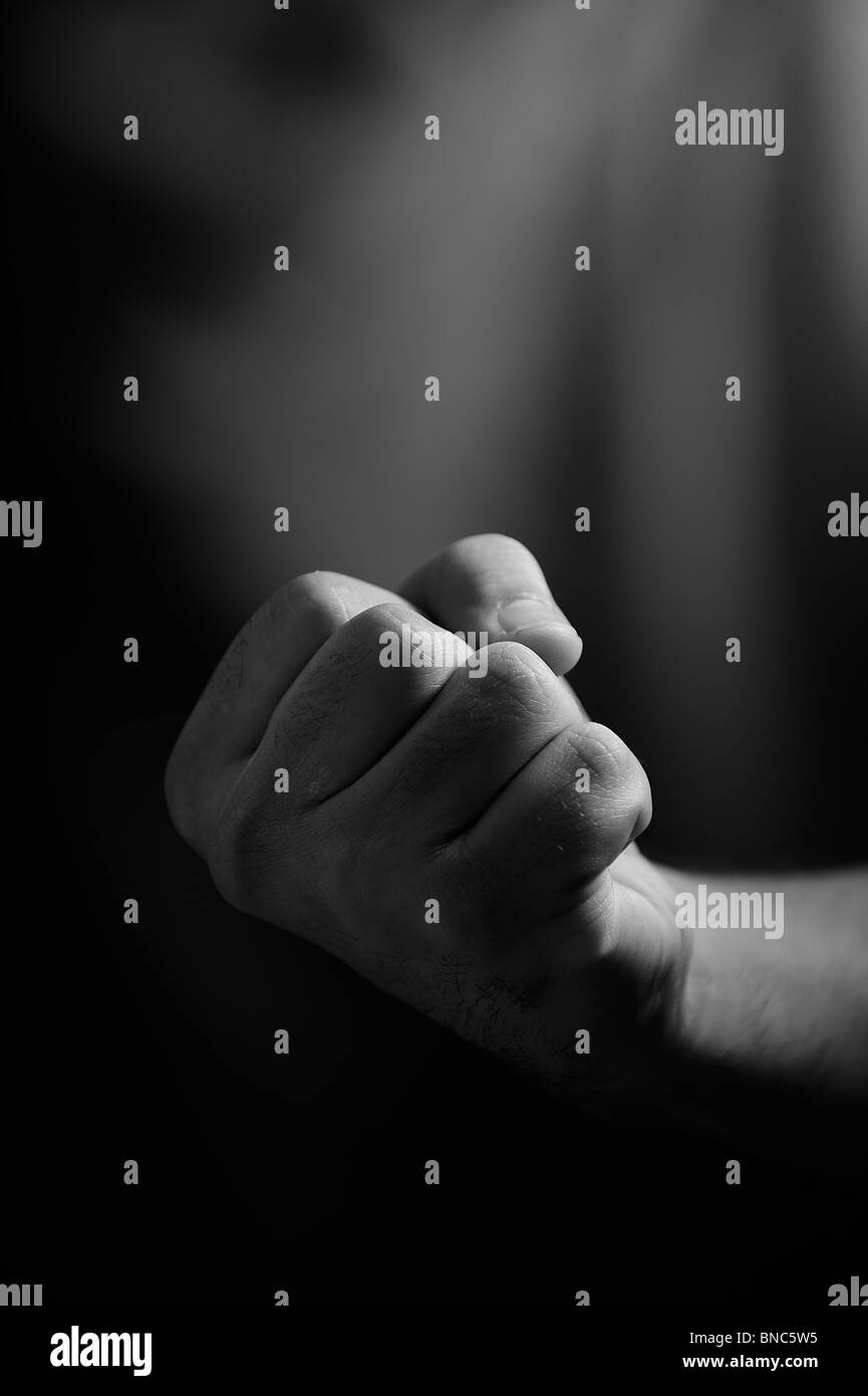 Drammatico in bianco e nero di colpo un pugno Foto Stock