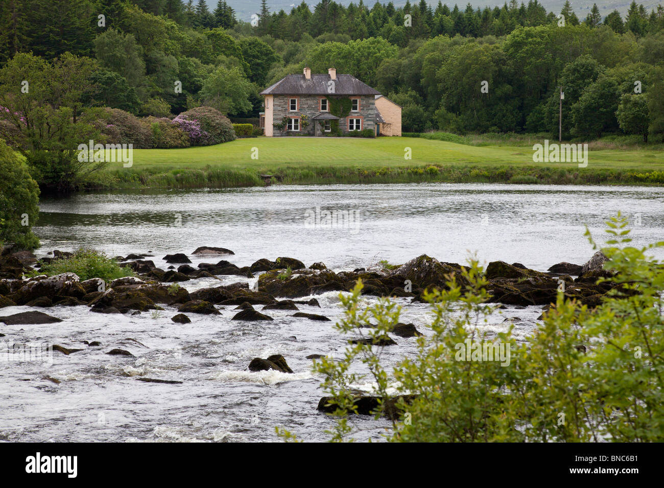 Casa Lickeen accanto al fiume Caragh vicino a Glencar, Co. Kerry, Irlanda Foto Stock