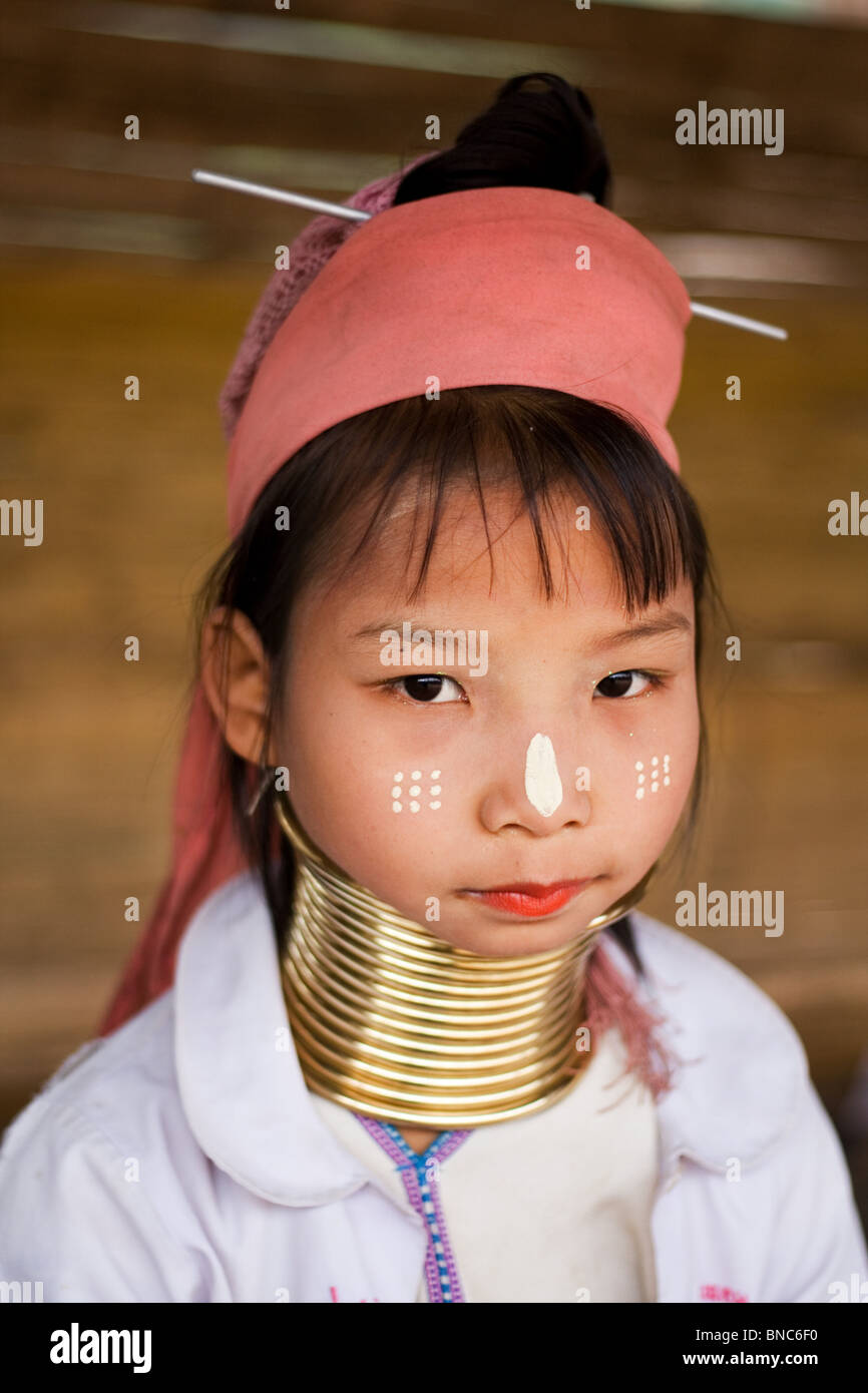 Giovane ragazza dell'Padaung lungo collo della tribù della collina con faccia tradizionali marcature, Tha Ton, Chiang Mai Provincia, Thailandia Foto Stock