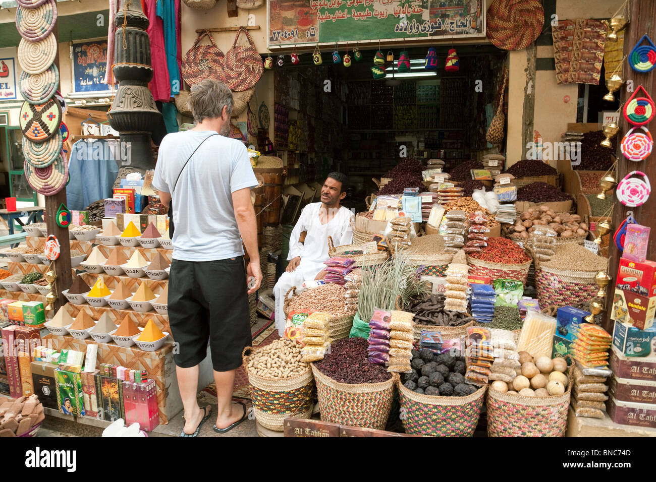 Un tourist shopping per le spezie nel mercato, Aswan, Alto Egitto Foto Stock
