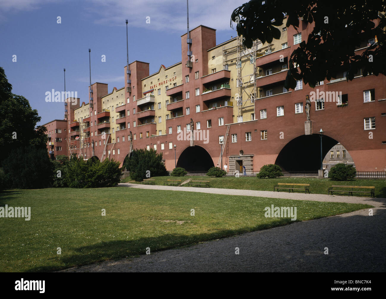 Karl Marx Hof sede comunale estate a Heiligenstadterhof nella periferia di Vienna, Austria. Disegnate da Karl Ehn 1927 Foto Stock