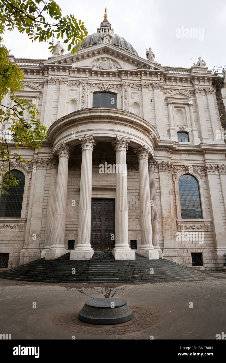 Nord ingresso alla Cattedrale di St Paul. La frondosa porta nord di San Paolo ha un piccolo memoriale della seconda guerra mondiale nel cortile. Foto Stock