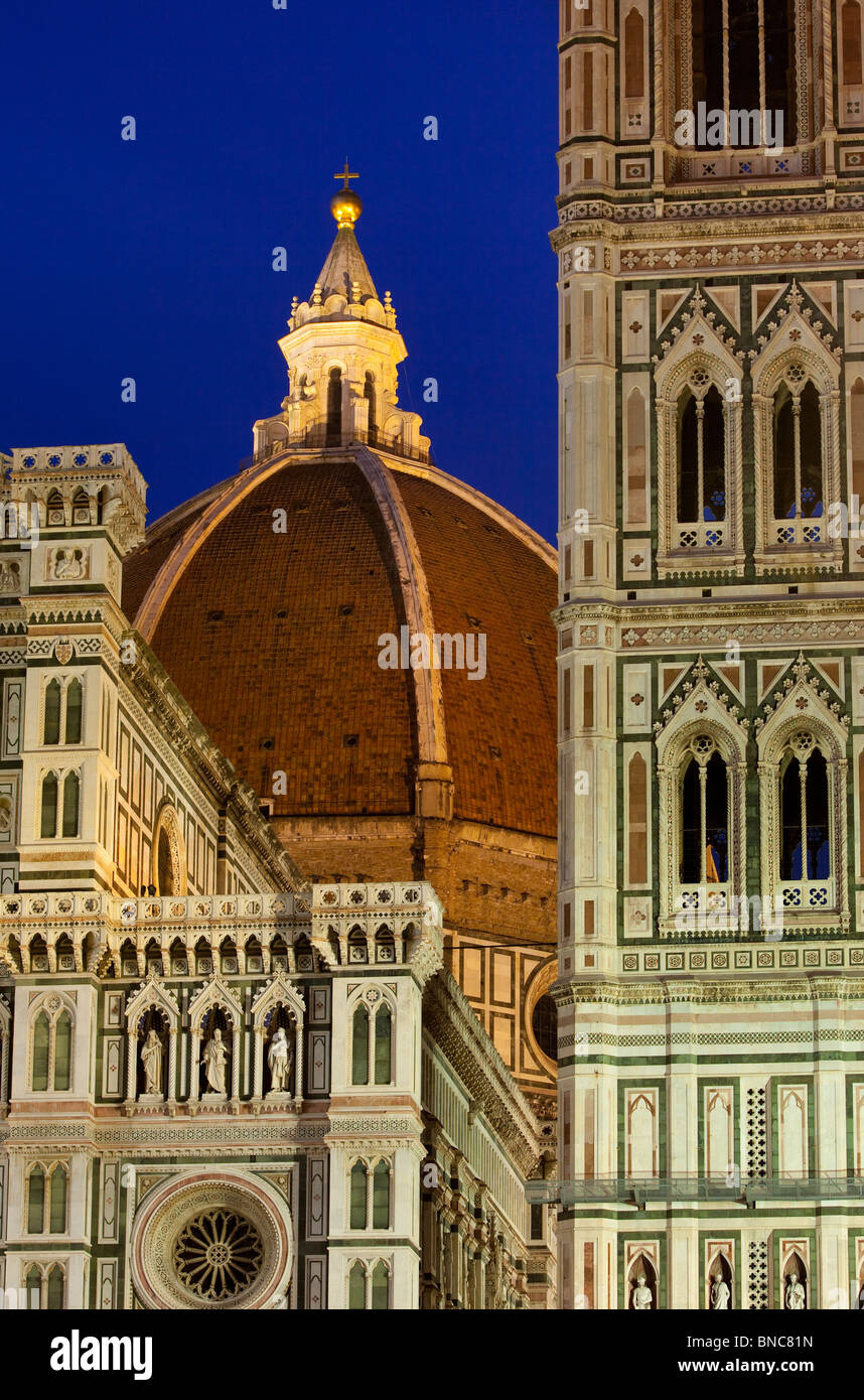 Crepuscolo presso il Duomo di Santa Maria del Fiore a Firenze Toscana Italia Foto Stock