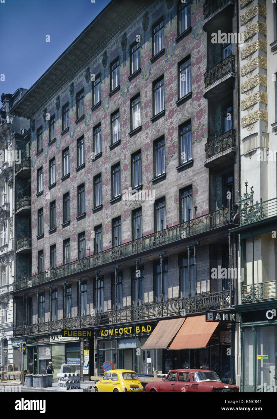 La Majolika Haus, Vienna, Austria. Blocco di appartamenti 1898 da Otto Wagner. Esterno piastrelle di ceramica floreali Foto Stock