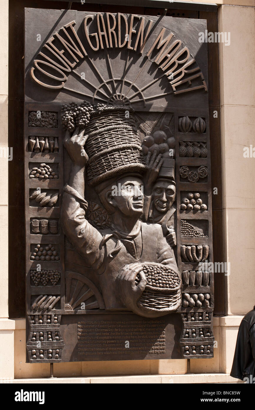 Mercato di Covent Garden lapide storica al sole. Un grande rilievo bronzeo pannello descrive la storia di questo famoso mercato Foto Stock
